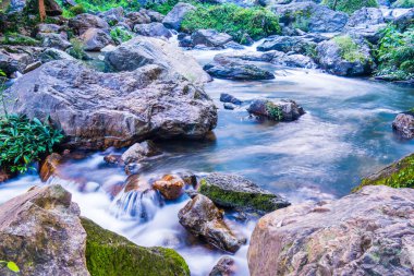 Tayland 'daki ulusal parktaki Klonglan şelalesinde su akıyor..