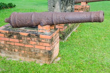 Tayland usulü Tayland parkında eski bir top.