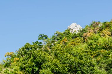 Mavi gökyüzü ile yeşil dağ, Tayland