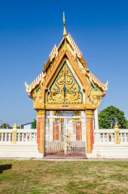 Tayland 'ın Chongkae tapınağında Tayland tarzı kapı.