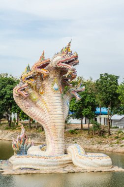 Tayland 'daki tapınakta suda güzel bir Naga heykeli.