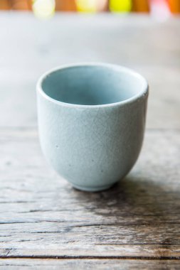 Seramik beyaz bardak ahşap masada, Tayland