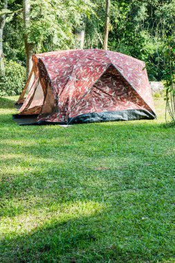 Tayland ulusal parkında kamp çadırları