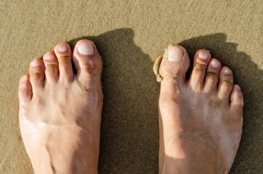 Ayaklar kumsalda, Tayland.