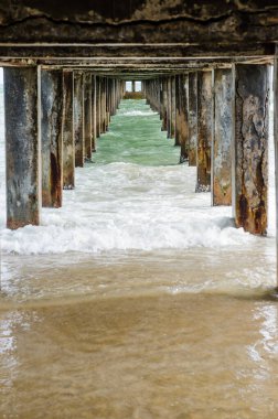 Köprünün altında, Tayland 'da..