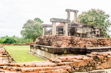 Antik Prasat Non Ku kalesinin manzarası, Tayland.