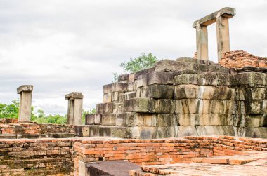 Antik Prasat Non Ku kalesinin manzarası, Tayland.