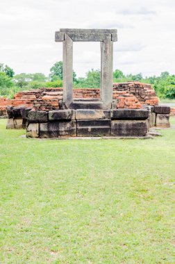 Antik Prasat Non Ku kalesinin manzarası, Tayland.