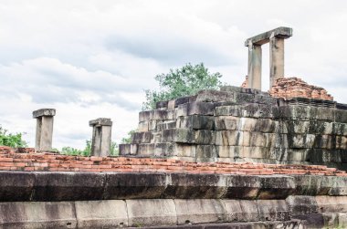 Antik Prasat Non Ku kalesinin manzarası, Tayland.