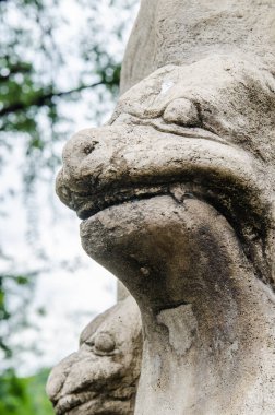 Tayland Phimai tarihi parkında Naga heykeli.