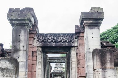 Phimai tarihi parkında Arched Gateways ve Kamphaeng Kaew 'in inşaat çalışmaları, Tayland.