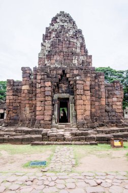 Phimai tarihi parkında antik tapınak, Tayland.