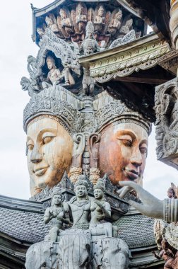 Doğruluk Mabedi Tayland 'ın gerçek odunundan yapılmıştır.