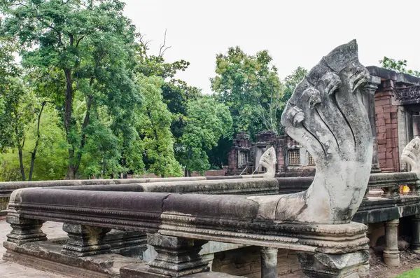 Tayland 'daki Phimai tarihi parkında Naga Köprüsü' nün bir kısmı..