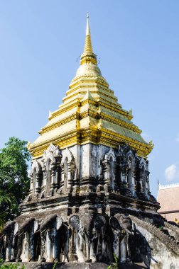 Tayland, Chiang Mun tapınağındaki güzel altın pagoda.