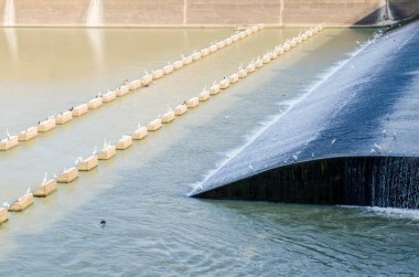 Chaopraya barajının manzarası, Tayland.