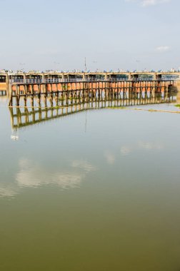 Chaopraya barajının manzarası, Tayland.