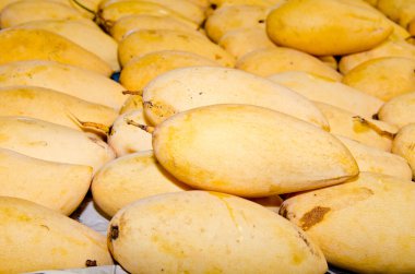 Tayland 'da pazar yerinde sarı mango..