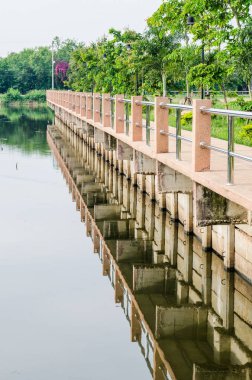 Kamu parkında beton yol, Tayland.