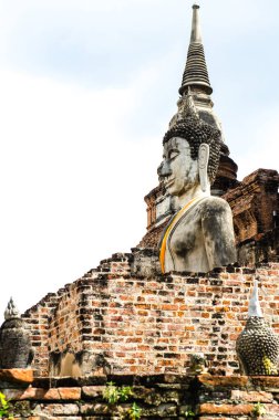 Tayland 'ın Ayutthaya ilinde tapınaklı Buda heykeli.