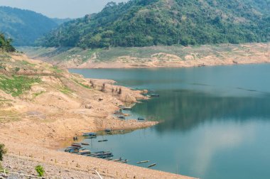 Güzel manzara Khundanprakarnchon Barajı, Tayland