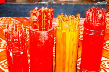 Seam-Si, Chi-Chi çubukları ya da servet çubukları, gelecek için el sıkışalım, Tayland