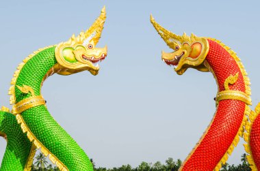 Mavi gökyüzünde yeşil ve kırmızı Naga heykeli, Tayland