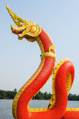 Mavi gökyüzünde kırmızı Naga heykeli, Tayland