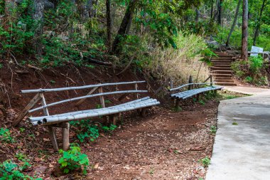 Yürüme yolunun yanındaki basit bambu bank, Tayland.