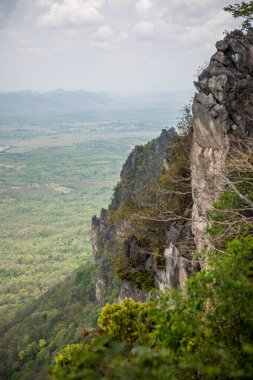 Tayland 'ın Lampang bölgesindeki ağaçlar, mağaralar ve Pan şehri.