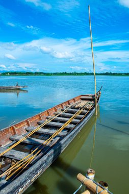Tayland, Kwan Phayao Gölü 'ndeki yerli Tayland teknesi..