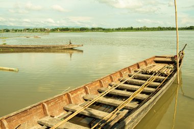 Tayland, Kwan Phayao Gölü 'ndeki yerli Tayland teknesi..