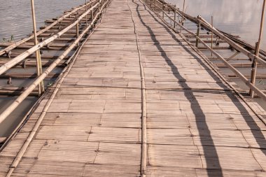 Phayao 'daki Kwan Phayao Gölü' ndeki bambu köprüsü..