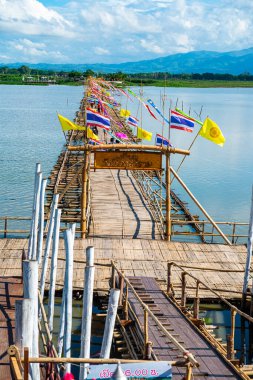 PHAYAO, THAILAND - 2 Haziran 2017: Phayao eyaletinin Kwan Phayao gölündeki bambu köprü.