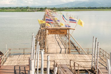 PHAYAO, THAILAND - 2 Haziran 2017: Phayao eyaletinin Kwan Phayao gölündeki bambu köprü.