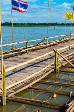 Phayao 'daki Kwan Phayao Gölü' ndeki bambu köprüsü..