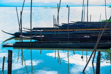 Tayland, Kwan Phayao Gölü 'ndeki yerli Tayland teknesi..