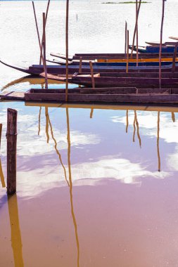 Tayland, Kwan Phayao Gölü 'ndeki yerli Tayland teknesi..