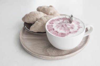 Tayland 'da beyaz masada taze kruvasan ile taze süt.