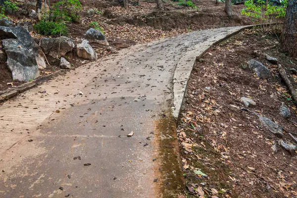 Tayland dağında beton yol.