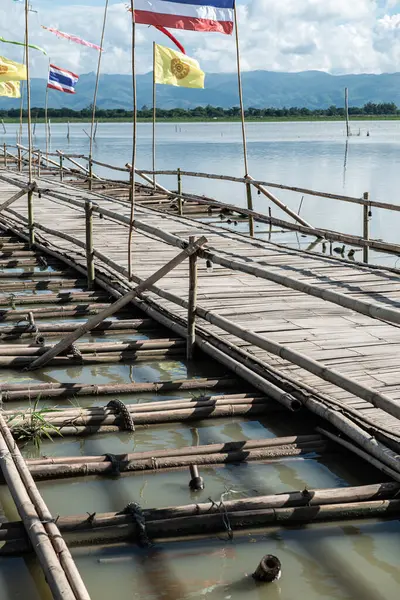 Phayao 'daki Kwan Phayao Gölü' ndeki bambu köprüsü..