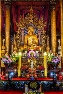 Tayland 'daki Nantaram tapınağındaki eski Buda heykeli..