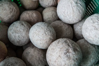 Bir grup mermer top Loknimit, Tayland 'a hazırlanıyor.