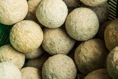 Bir grup mermer top Loknimit, Tayland 'a hazırlanıyor.