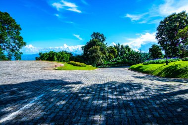 Dağ manzaralı helikopter pisti, Chiang Rai vilayeti..