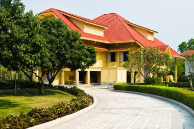 Tayland 'ın Chiangmai bölgesindeki Darapirom Sarayı' nda gökyüzü olan güzel bir ev..