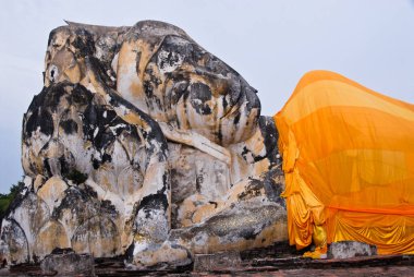 Gökyüzü arkaplanlı yaslanmış Buda heykeli, Tayland.