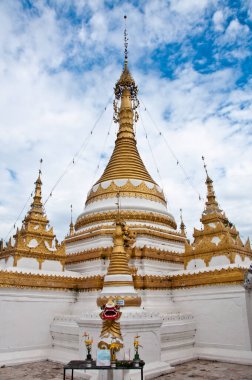Mavi gökyüzü ile beyaz pagoda, Maehongson bölgesi, Tayland.