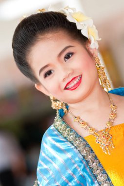 Tayland geleneksel takım elbiseli Taylandlı güzel kızın portresi..