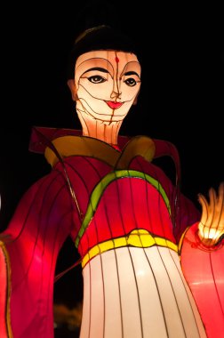 Gece çekimde lambalı Çin bebeği, Tayland.